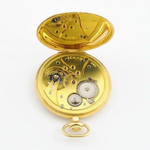 [:pl]Pozłacany mechanizm marki Zenith w zegarku kieszonkowym[:en]Zenith brand gold plated pocket watch movement[:]