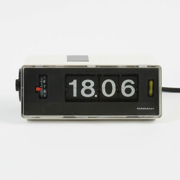 Biały zegar klapkowy Garant z lat 70. w stylu space age