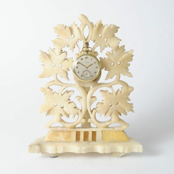 Rzeźbiony alabastrowy stojak na zegarek kieszonkowy, XIX w.