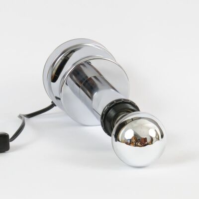 Chromowana lampa stołowa