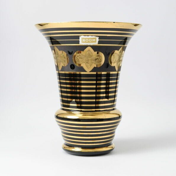 Czarno-złoty wazon ze szkła hialitowego w stylu art deco. Powierzchnia szkła jest miejscowo trawiona, dzięki temu uzyskano efekt szronu. Wazon został wyprodukowany w latach 30. lub 40. w Belgii w hucie De Rupel w Boom.