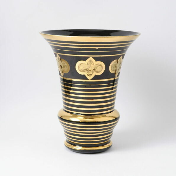 Czarno-złoty wazon ze szkła hialitowego w stylu art deco. Powierzchnia szkła jest miejscowo trawiona, dzięki temu uzyskano efekt szronu. Wazon został wyprodukowany w latach 30. lub 40. w Belgii w hucie De Rupel w Boom.