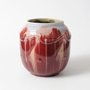 Bordowy wazon ze szkliwem zaciekowym