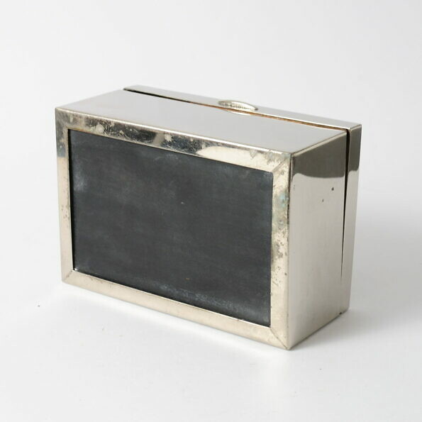 Metalowa szkatułka z szybką w stylu art deco