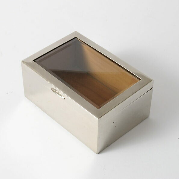 Metalowa szkatułka z szybką w stylu art deco
