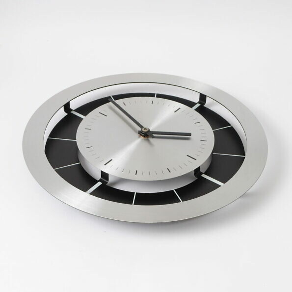 Modernistyczny zegar ścienny z aluminium, lata 70.