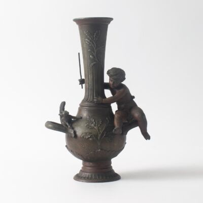 Metalowy wazon chłopiec i wiewiórka, proj. Ernest Ferrand