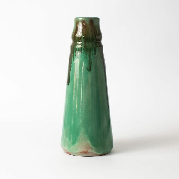 Zielony wazon ze szkliwem zaciekowym z wytwórni Faincerie Thulin z lat 20. XX w.