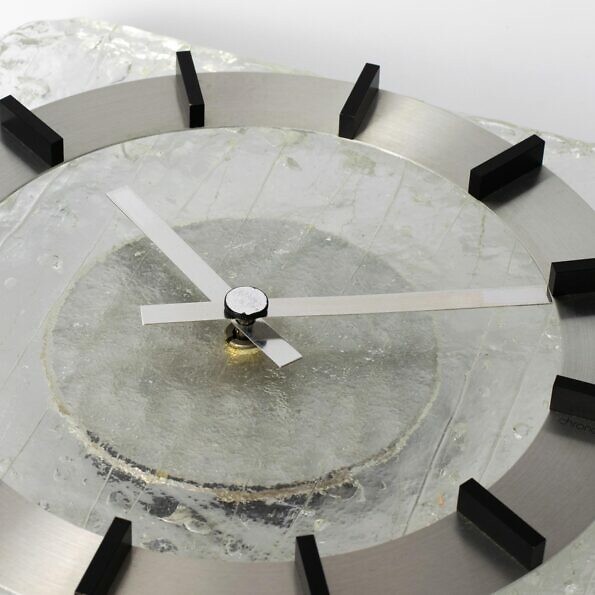Zegar ścienny Kienzle Chronoquarz w stylu space age, wykonany z plexiglasu i aluminium