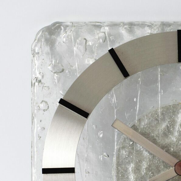 Zegar ścienny Kienzle Chronoquarz w stylu space age, wykonany z plexiglasu i aluminium