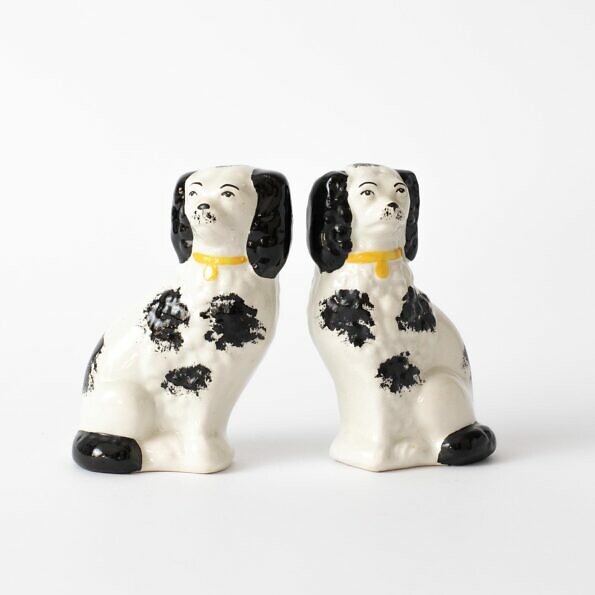 Para ceramicznych figurek psów kominkowych Staffordshire