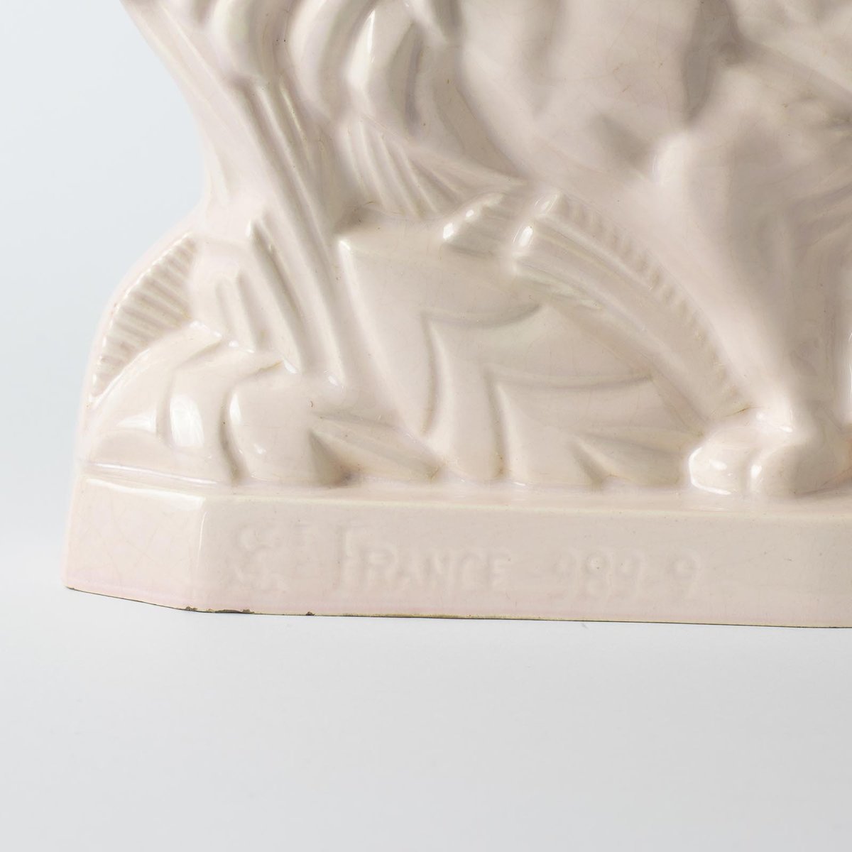 Ceramiczna figura lwa w stylu art deco, Saint Clement, Francja lata 30.